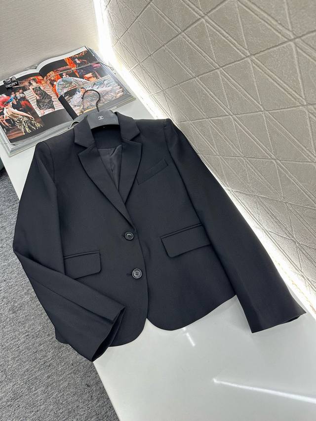 Loew* 2025新品上架 弹力褶皱西装外套中长裤套装 定制Yb进口材质 质感光泽高级 垂顺有型 正肩廓形西装直筒中裤套装 外套枪驳领搭配胸前立体裁剪 彰显品