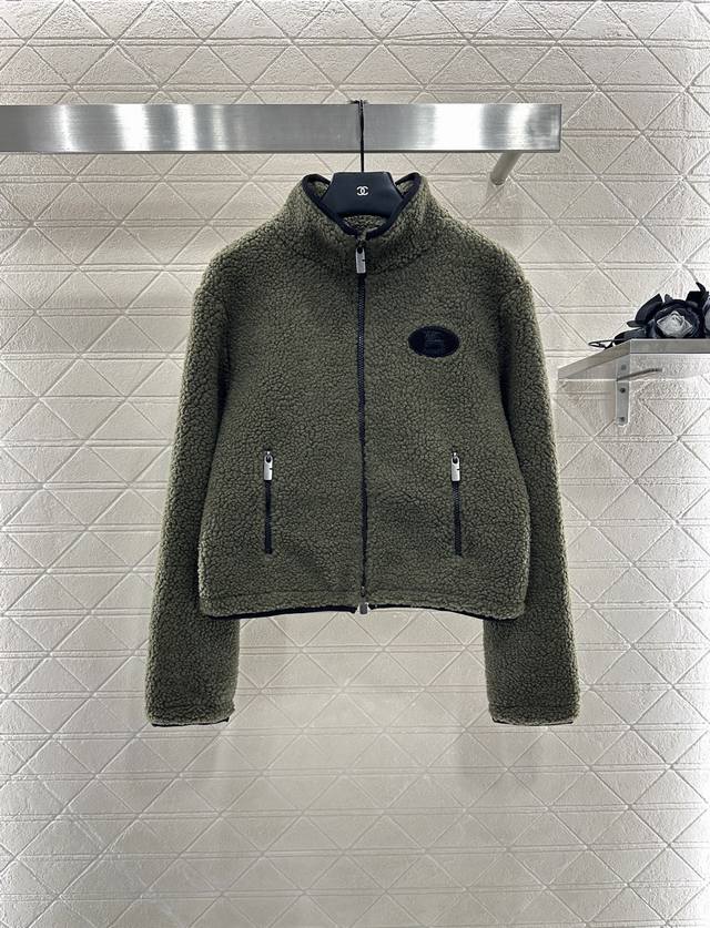 Bbr 2025新品上架 泰迪毛绒拉链外套 通体饰以泰迪毛绒材质，质感柔软舒适，时髦洋气，立领外套剪裁，双向拉链胸前立体徽标，尽显品牌格调。拉链口袋增加工装感的