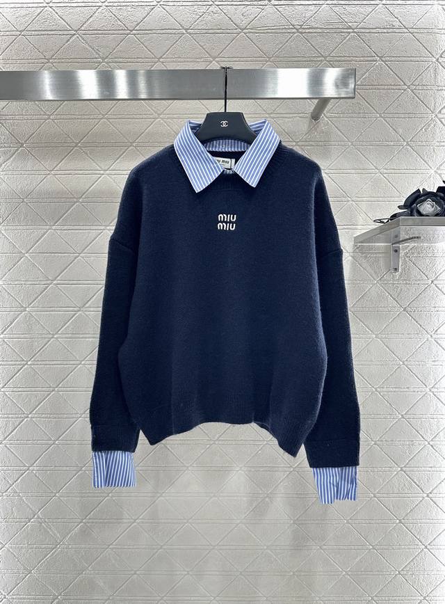 Miumi* 2025新品上架 拼接领针织上衣半裙套装 定制Yb羊毛材质全棉衬衣面料，弹力舒适，质感十足。翻领套头上衣裁剪，上身呈现休闲慵懒的穿搭格调，躯干针织