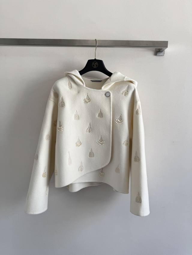 Hermé* 25Fw新款高品质羊绒重工刺绣外套 重磅手工刺绣连帽短款大衣外套～手工刺绣立体有质感 100%顶级山羊绒面料柔软不扎 软糯亲肤 贴身穿就像被云朵包