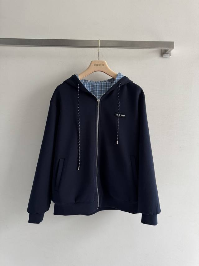 Miumi* 25Fw新款双面穿卫衣套装 胸前标志性Logo字母徽标设计 连帽拉链双面穿卫衣 休闲运动风 搭配松紧腰抽绳卫裤 一套上身活力十足，简约百搭 尽显松