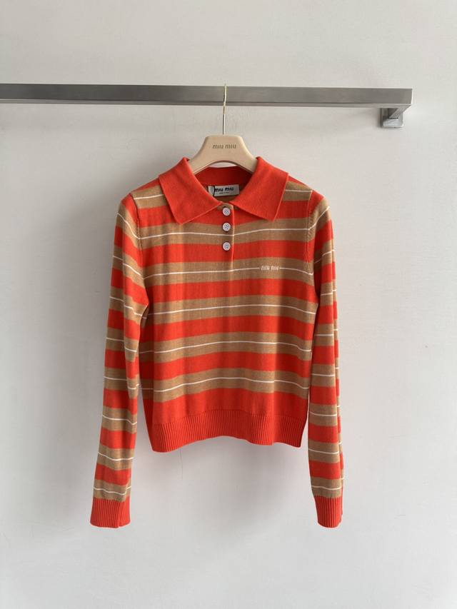 Miumi*25Fw新款polo领针织衫，翻领条纹设计搭配胸前Logo字母刺绣显瘦百搭 面料质感很柔软Neic 减龄少女系穿搭 穿出学院风 又带点辣妹感 元气满