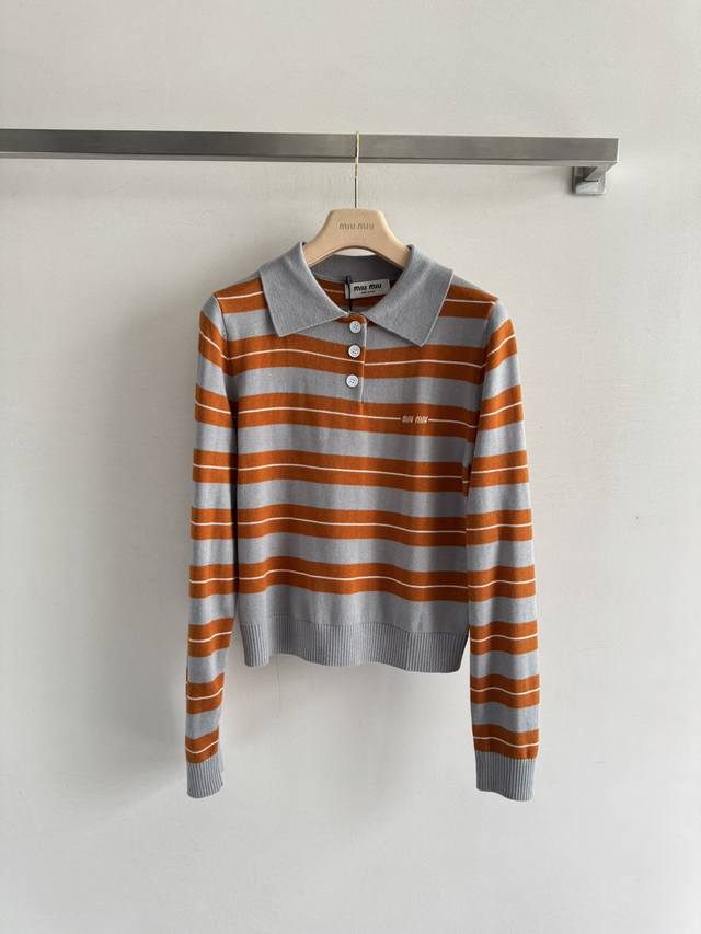 Miumi*25Fw新款polo领针织衫，翻领条纹设计搭配胸前Logo字母刺绣显瘦百搭 面料质感很柔软Neic 减龄少女系穿搭 穿出学院风 又带点辣妹感 元气满