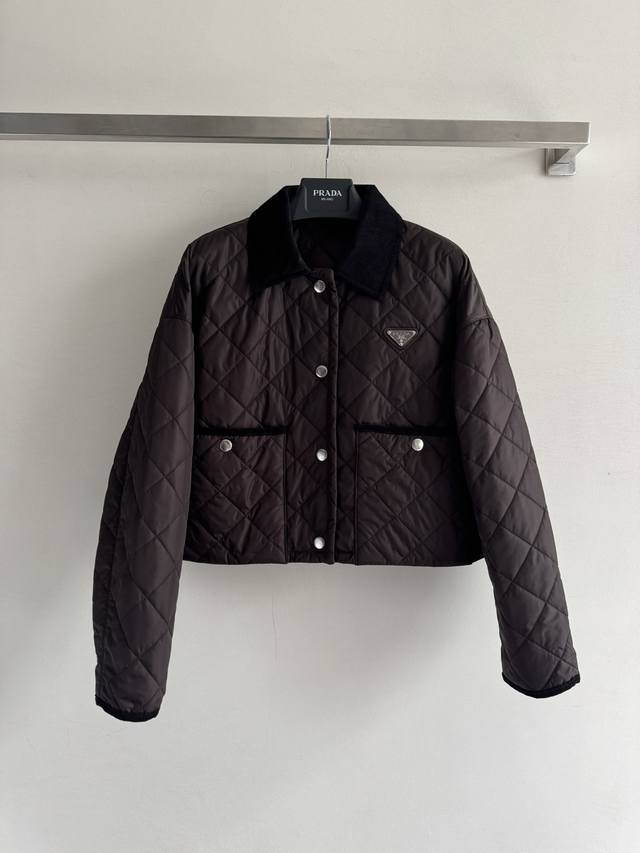 prad* 25Fw秋冬新款菱格纹棉服夹克外套胸前经典三角标点缀装饰 搭配撞色灯芯绒翻领设计 品质细节做工精致又高级时髦 保暖轻盈舒适 秋冬必备神器 两色Sml