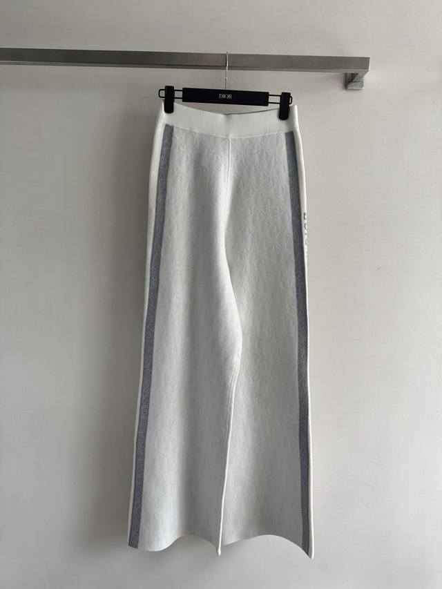 Dio*25Fw 新品羊绒长裤绝对的高级精品，一面是纯色字母提花，另一面是经典老花图案，妥妥的高级时髦感！阔腿的裤脚增添了时尚元素，同时也拉长了腿部线条，让腿部