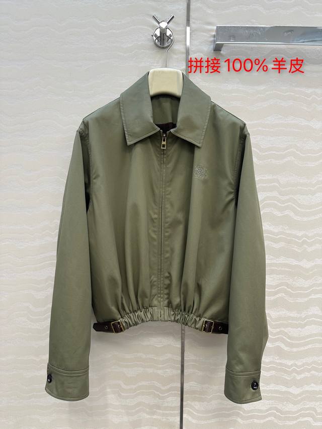 独家首发 爆单推荐，Lw时髦精穿搭！老干部夹克外套！拼接100%羊皮包边，摩登时髦收褶下摆皮扣设计！进口斜纹纯棉布面料质感超赞！经典短款宽松版型不挑人百搭又时髦