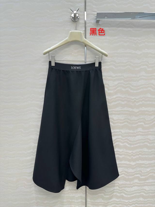 独家首发原单品质，Lw时髦知识分子穿搭！爆款回归！超百搭的休闲羊毛长半裙！进口羊毛精纺斜纹面料，定位Logo织带腰拼接低调奢华，不规则裙摆剪裁设计感超赞！时髦帅