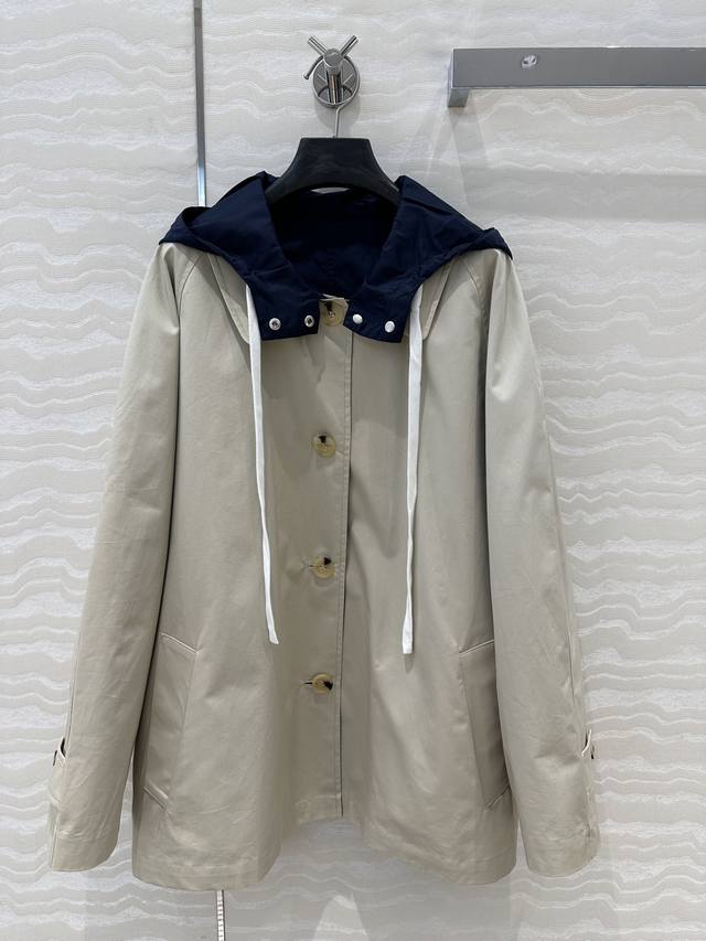 独家首发 原单品质Miu系少女25早春秀场新品，两面可穿的冲锋衣夹克短款风衣！时髦配色穿搭！记忆丝连帽冲锋衣结合翻领夹克风衣可甜可盐的运动少女风！定制面料轻盈舒
