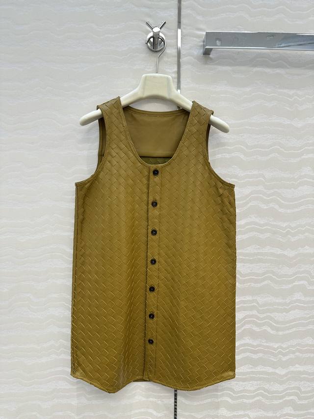 独家首发高端原单品质，Bv编织工艺复古摩登时髦精必入！马甲外套连衣裙！进口100%小羊皮编织工艺，皮质肉感油润柔软又细腻！气质U领设计超级大爱！又A又飒随性的慵