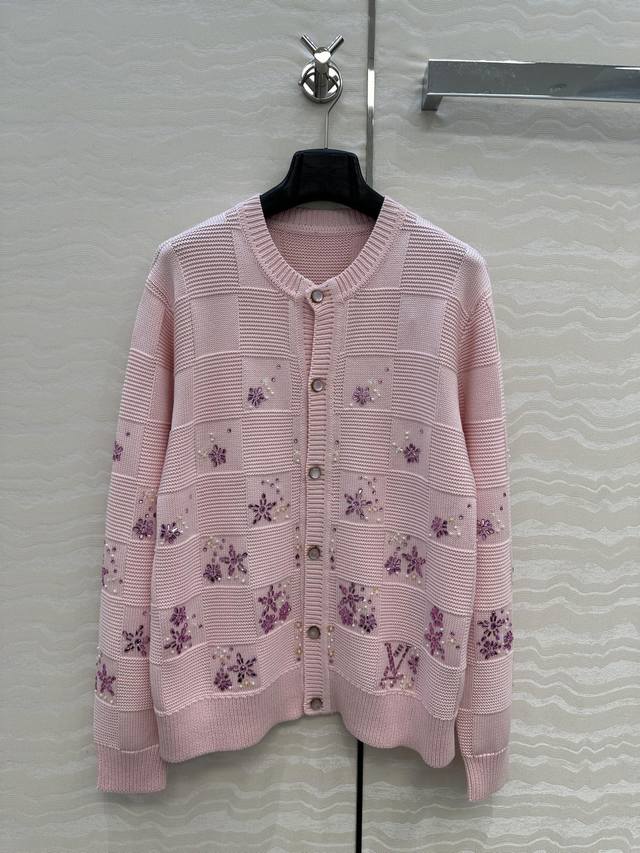 独家首发 原单品质！L联名Nigo系列Monogram花烫钻花重工定珠开衫外套。重工定位立体粉钻定珠撞色工艺，棋盘格编织贯穿时髦高级感！瑞士机织定位嵌花工艺，高