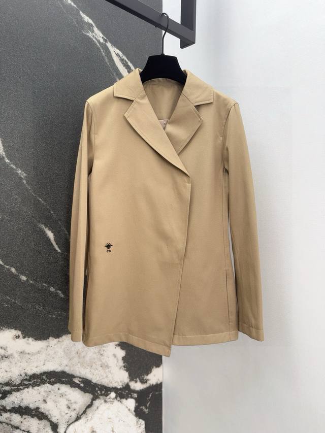 Cd 25Ss 早秋新品侧排扣设计翻领风衣式小外套 飒爽有型 立体收腰版型上身立显瘦身效果 挺括感很好的斜纹风衣面料 刺绣小蜜蜂细节很加分 早秋必备的优雅精致小
