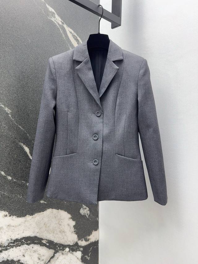 Cd 25Ss 早秋新品极简主义帅气单排扣修身西装外套 翻领垫肩西装搭配枪驳领口复古高级感满满 立体剪裁收腰版型贴合人体曲线 更显挺拔苗条 定制羊毛混纺面料质感