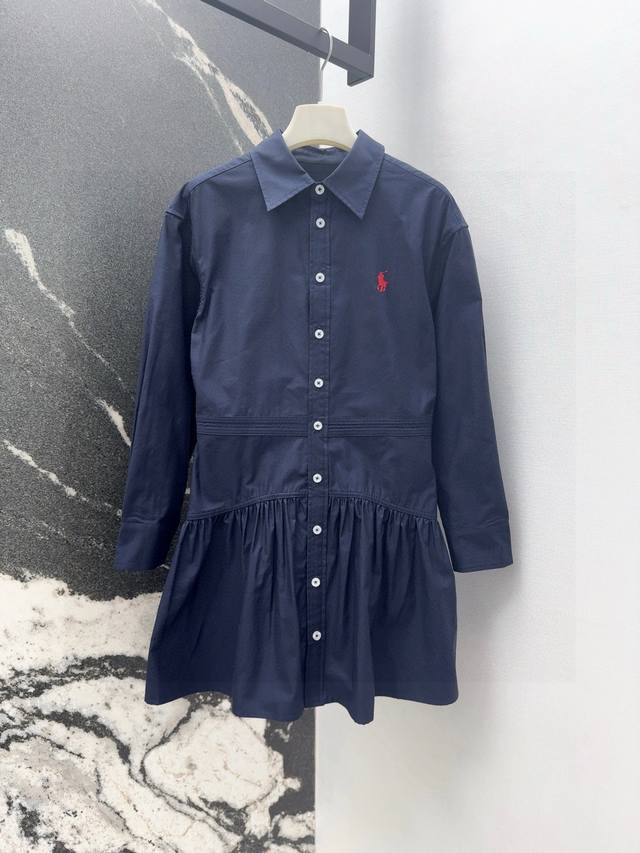 Rl 25Ss 早秋新品英伦风翻领衬衣式连衣裙 胸前饰有标志性小马徽标刺绣点缀 压褶裙摆裁片拼接很有设计感 慵懒风H版型剪裁十分藏肉 纯棉面料质感舒适 小个子也