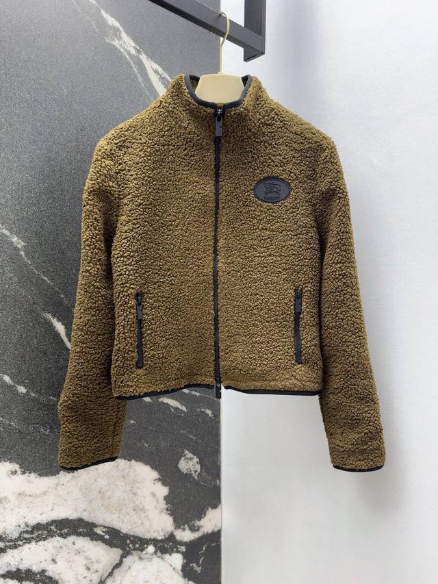 Bur 25Ss 秋冬新品摇粒绒泰迪熊立领外套 胸前黑色圆形Logo装饰有辨识度又吸睛 立领拉链设计更减龄有活力 休闲小短款包容性超好 轻松穿出休闲慵懒气质 简