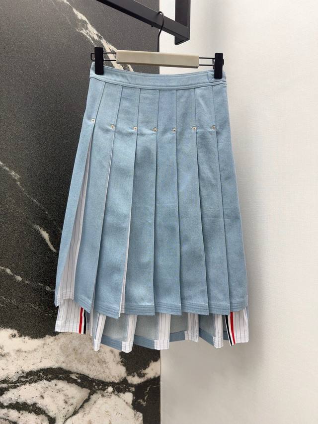 Tb 25Ss 早秋新品学院风斜纹牛仔拼接条纹百褶中长款半裙 A字压褶裙摆版型超穿好不挑人 裙侧撞色织带元素装饰设计 经典前短后长开叉设计上身超显腿长 可甜可盐