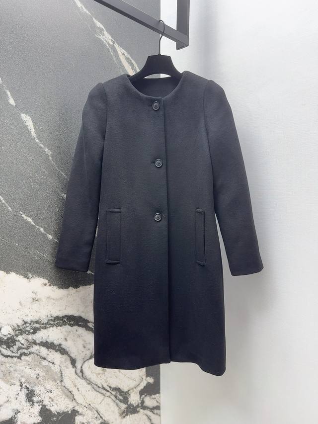 Miu 25Ss 秋冬新品经典单排扣圆领羊毛呢大衣外套 羊毛呢面料很高级 轻松拿捏韩系气质风 简约剪裁更突出面料质感 穿出韩式女主般的温柔细腻版型上身展现优雅姿