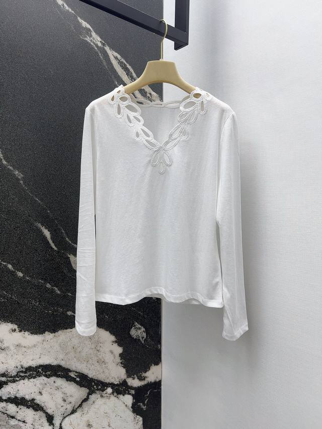 Vltn 25Ss 秋冬新品镂空绣花V领长袖打底衫 一整个优雅和复古的气质感 非常温柔 纯棉面料质感舒适透气又好穿 领子绣花工艺精致到尖叫 女人味十足 纯色简洁