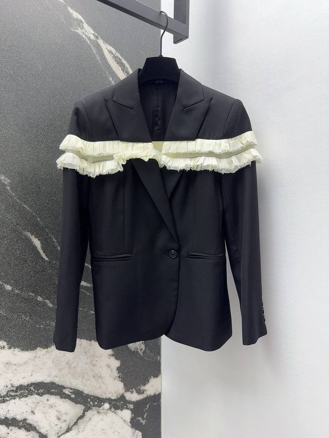 Mcq 秋冬新品拼接木耳花边西装外套 立体剪裁枪驳领版型干练利落 木耳边的褶皱感非常有层次感 时尚与甜美的完美融合 又A又飒优雅大气版型上身超显瘦 休闲又不失格