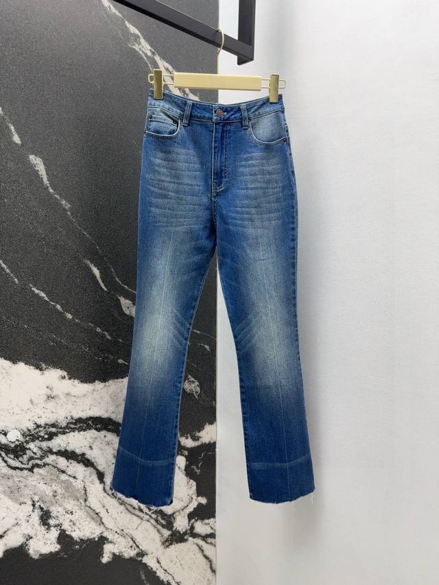 Ch～E 25Ss 春夏新品修身高腰牛仔铅笔裤 裤脚独特毛边设计随性洒脱 中高腰修身版型上身立显铅笔腿 上身就是妥妥的长腿妹子 后口袋定制皮牌设计简洁百搭 带有