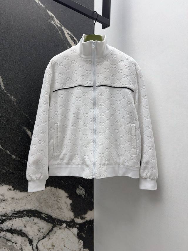 Gu 25Ss 秋冬新品经典Gg白色休闲套装 立领夹克棒球服外套松紧腰短裤 可A可飒风格 日常通勤穿什么的都是很Ok 完全不挑场合哦 设计独特层次感更加丰富 满