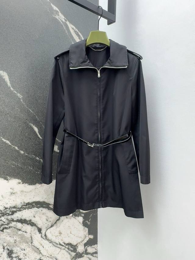 Gu 25Ss 秋冬新品立领尼龙拉链风衣式连衣裙 日常出街甜酷女孩必备 采用科技布尼龙面料立体有型 收腰A字摆裙型超级遮肉显瘦 暗黑色系上身自带帅气感 搭配了双