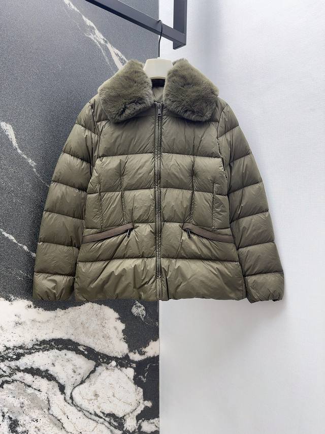 Mc 25Ss 秋冬新品獭兔毛领拉链羽绒服外套 拼接版型随性搭配超时髦 国标90白鸭绒填充轻盈保暖又舒适 进口再生尼龙面料质感超赞 H版型剪裁搭配腰间抽绳收腰设