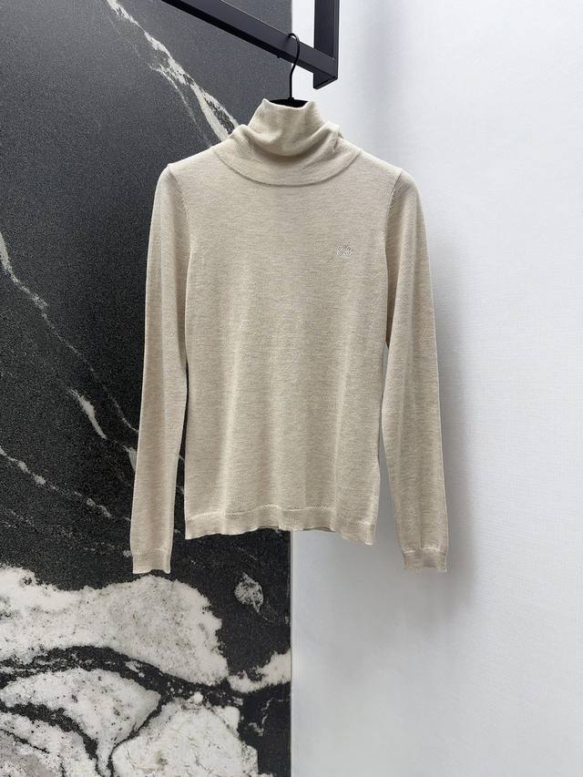 Ce 25Ss 秋冬新品经典凯旋门刺绣装饰堆堆领打底衫 极简百搭上身太好看了 单穿也不逊色 叠穿大衣外套也很适合 定制羊毛针织面料自带弹力舒适又好穿 版型是合体