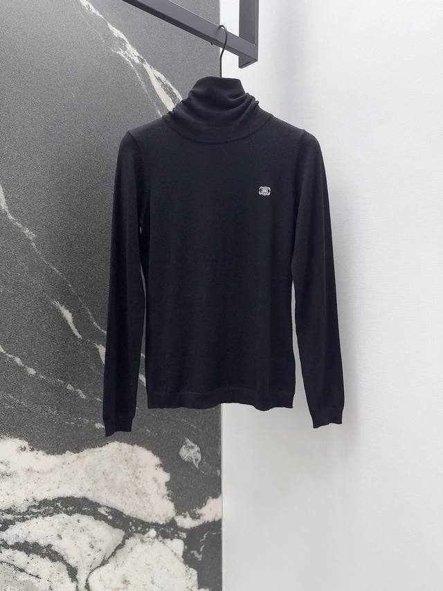 Ce 25Ss 秋冬新品经典凯旋门刺绣装饰堆堆领打底衫 极简百搭上身太好看了 单穿也不逊色 叠穿大衣外套也很适合 定制羊毛针织面料自带弹力舒适又好穿 版型是合体
