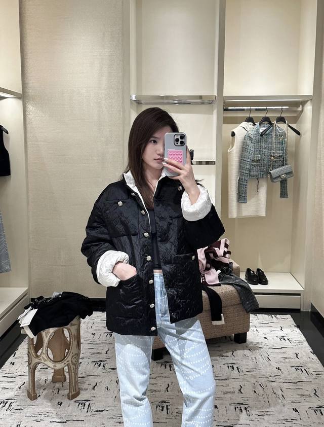 小香 25早秋新款 提花真丝棉服外套 定制扣子内衬定制Logo面料 挺阔有型内外双C提花暗纹黑白对比鲜明品牌配色高级增添神秘色彩多口袋设计以印刻纽扣点缀尽显奢华
