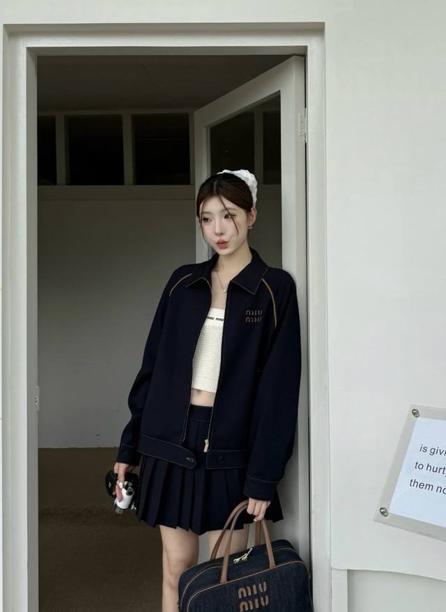 Miu 25早秋新款 落肩宽松夹克外套 胸前立体字母点缀打造品牌专属感 增添造型感！减龄缪式穿搭 穿搭学院减龄贴心适中长度一色分开 可搭配一系列半裙上身非常好看