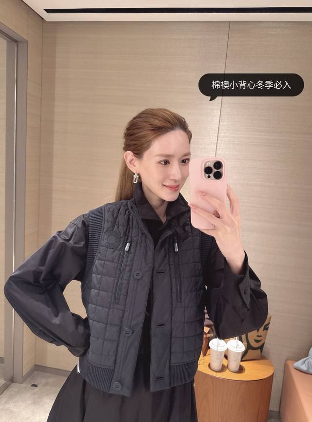 Her 25早秋新款 立领格子棉服马甲 胸前经典品牌Logo微标 袖口与下摆罗纹手边 单排扣 简约风休闲超好看 低调奢华的穿搭 穿上就是时髦精 轻松拿捏随性松弛