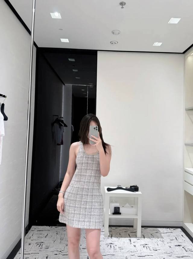 小香 25早秋新款 编织捆边背心裙 整件衣服超级重工领口环绕金丝编织捆边装饰优雅迷人与双C印刻圆扣呼应丰富设计层次感穿搭气质优雅 时髦精穿搭首选天花板版本提花真