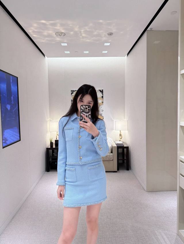 小香 25早秋新款 捆边编织洋装半裙 粗花条纹毛呢面料打造小香风典范 下摆沿用编织捆边细节设计 与对称口袋上缘相互呼应 增添造型层次感 重工金属刻印纽扣拉链调节