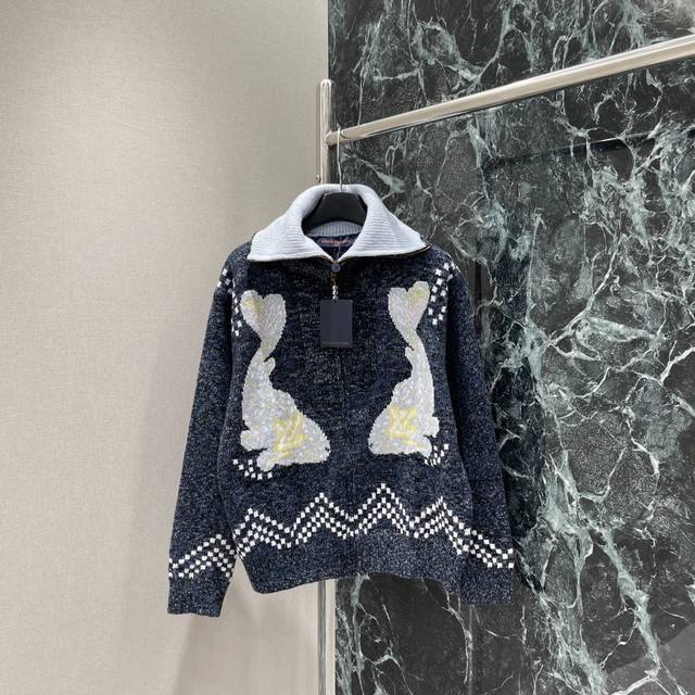 路易 25秋冬新款 撞色针织外套 pharrell Williams X Nigo联名款 大翻领宽松版型饰以精致刺绣和镶嵌细节 包括两条带有字母Lv的鲤鱼和带日