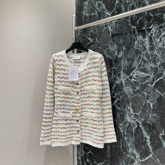 小香 25秋冬新款 彩色编织长款开衫 通体穿插彩色纱线配色非常温柔好看 彩色襟扣装点彰显品牌调性 展现气质复古风格上身增添优雅气息精致洋气感尽显约会通勤都适配