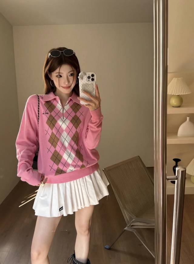 Miu 25秋冬新款 菱格半襟针织毛衣 学院风增加青春气息字母徽标刺绣点缀彰显品牌调性文艺感配色尽显减龄魅力约会通勤必备穿搭。一个色Sml
