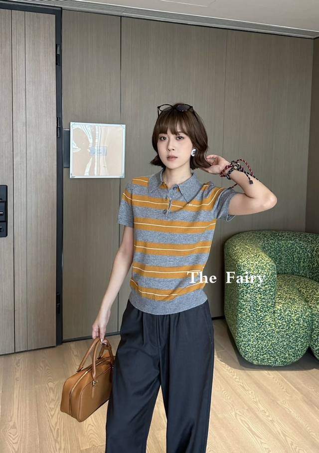 Miu 25早秋新款 条纹翻领针织短袖 前襟半扣设计 翻领长袖剪裁胸前品牌标志钩花字母 成衣条纹撞色常规版型上身显瘦 展现减龄气质日常通勤轻松驾驭两个色Sml