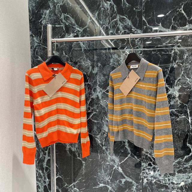 Miu 25早秋新款 条纹翻领针织长袖 前襟半扣设计 翻领长袖剪裁胸前品牌标志钩花字母 成衣条纹撞色常规版型上身显瘦 展现减龄气质日常通勤轻松驾驭两个色Sml