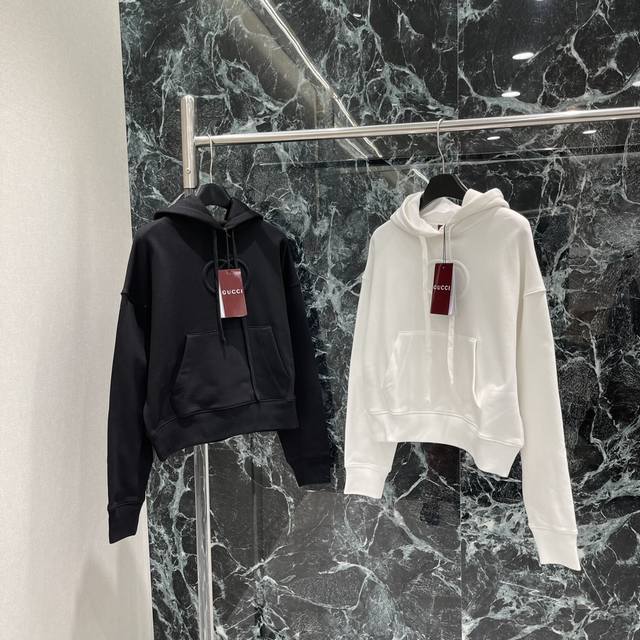 G家 25秋冬新款 Logo压花连帽卫衣 胸前的双G压花低调又醒目是品牌的身份标识 无需浮夸点缀 宽松连帽版型适配各种身材 柔软亲肤的面料兼顾舒适与挺括，日常穿