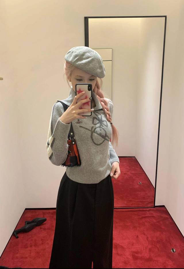 土星 25早秋新款 海军领撞色针织衫 低调灰加土星刺绣 侧边白灰条纹拉满层次感 针织面料软糯到不行 贴身穿像被云朵裹住 冬天叠穿大衣 层次感直接拉满 西太后的土