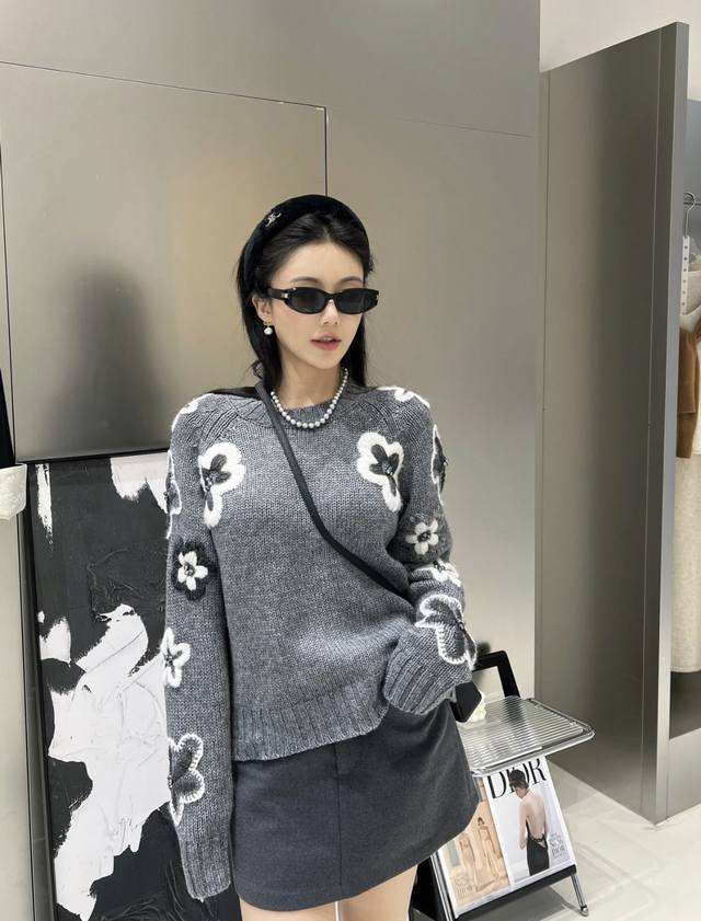 Val华伦 25早秋新款 花朵针织圆领毛衣 布料舒适柔软 密实针织御寒防风 领袖的坑条包边与衣摆相呼应 前胸和肩臂处点缀重工订珠花朵针织图案 黑白颜色错位 粗细