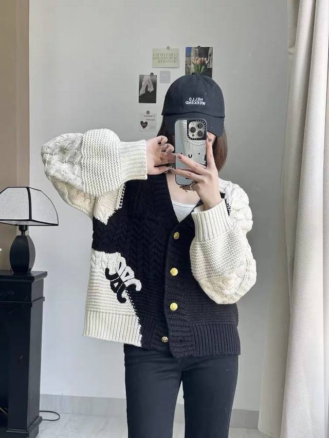 Ce 25早秋新款 撞色针织开衫 下摆撞色刺绣Logo品牌标志的巧妙融入彰显独特魅力定制凯旋门纽扣 成衣撞色拼接为整体造型增添活力 无论是日常出行还是休闲娱乐更