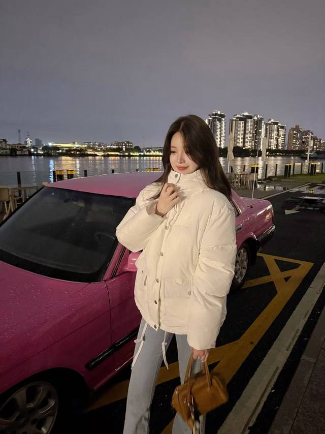 上新2025秋冬新款prad*普拉*连帽羽绒服，腰部创新抽绳设计，一收一系间轻松塑造流畅腰线，告别羽绒服的臃肿印象。立体温剪裁结合实用美学，于宽松中暗藏利落轮廓