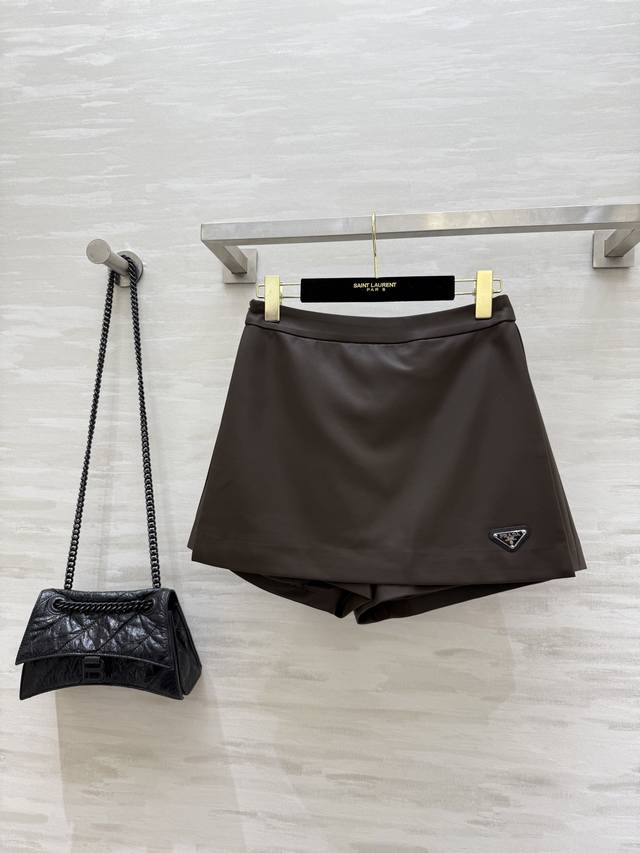 prad2秋冬新款环保皮裤裙 俏皮时髦 内里防走光安全裤设计 立体剪裁版型 高品质定制 现货首发Size：S M L Xl M码腰围：70，臀围：96，衣长：3