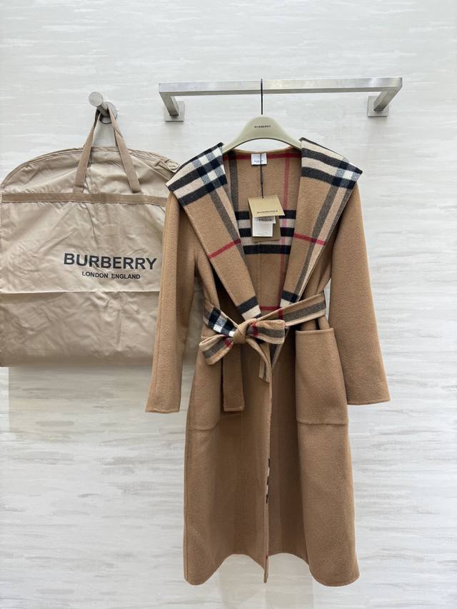 Burberr2秋冬新款 双面连帽大衣外套 一面纯色 一面格纹 可系腰带 100%羊毛质地保暖舒适 高品质 现货来Size：S M L