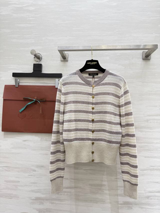 Loro piana 2Fw Fobello条纹开衫 采用品牌标志性Baby Cashmere 山羊幼崽的底层绒毛 手感软糯细腻 将包裹般的温暖感与令人难以置信
