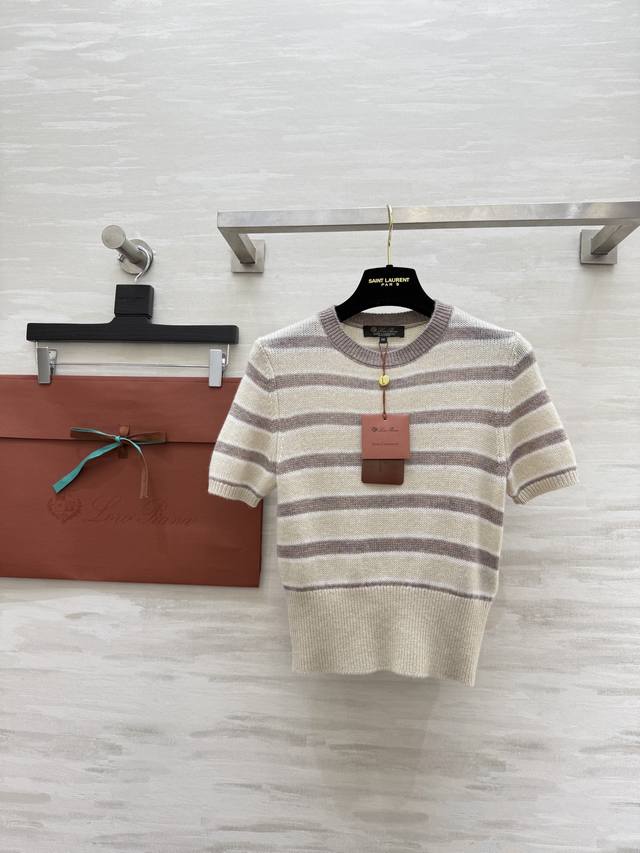 Loro piana 2Fw 圆领条纹短袖羊绒衫 100%小山羊绒 手感软糯细腻 像把云朵包裹在身上 颜色温柔 条纹设计拉长腿部比例 原版开发 高品质定制 现货