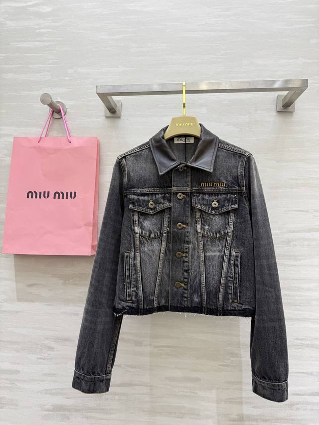Miumi2早秋新款 做旧牛仔 拼皮领牛仔外套 高品质定制 现货首发Size：S M L S码肩宽：39，胸围：92，衣长：47
