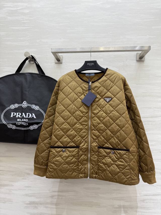 prad2Fw秋冬新款 菱形格棉服中长款外套 高版出品！菱格绗缝设计 质感高级又具复古腔调 翻领与口袋处的深色细节点缀 精致感拉满 短款版型轻松打造利落比例 不