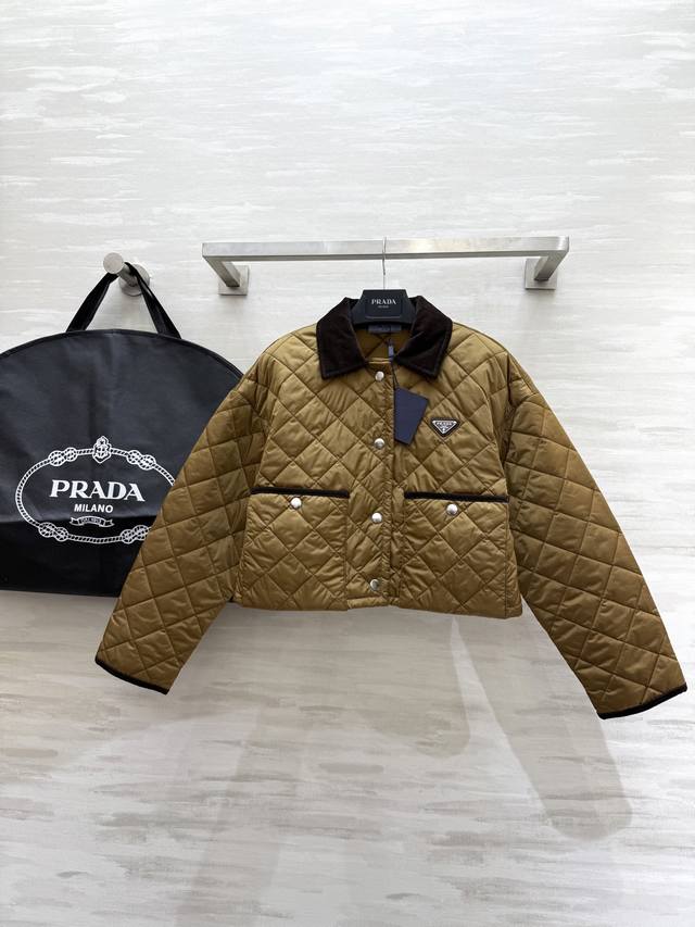 prad2Fw秋冬新款 菱形格棉服短外套 高版出品！菱格绗缝设计 质感高级又具复古腔调 翻领与口袋处的深色细节点缀 精致感拉满 短款版型轻松打造利落比例 不管内